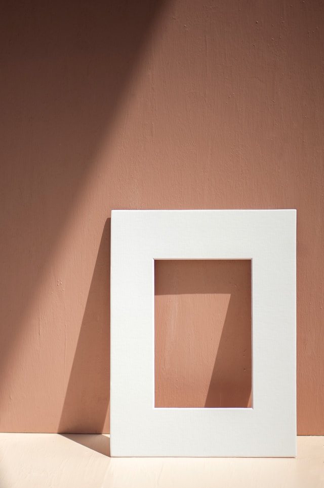 Bilderrahmen vor Wand